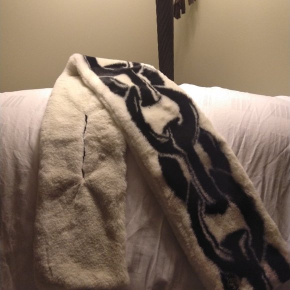 Calvin Klein Faux Fur Scarf *NWT* - Picture 5 of 8